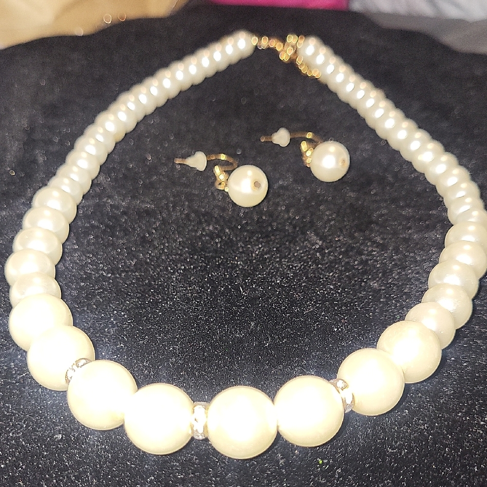 Elegant Pearl Necklace and Earring Set
